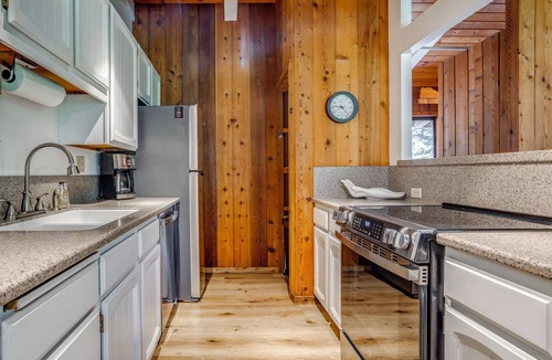 Sierra Holiday Apartment | Mammoth Lakes Vacation Rental: 1 Mi to Ski Area!