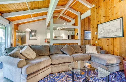 Sierra Holiday Apartment | Mammoth Lakes Vacation Rental: 1 Mi to Ski Area!