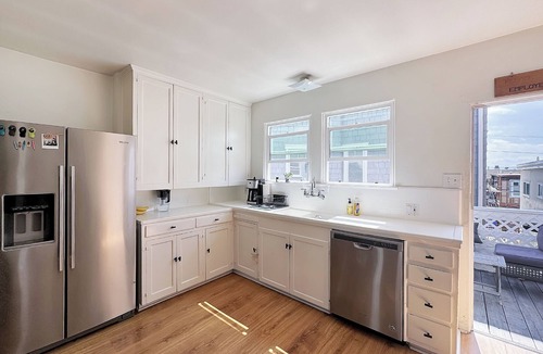 El Porto Apartment | MANHATTAN BEACH Peaceful 2 bedroom steps to the beach