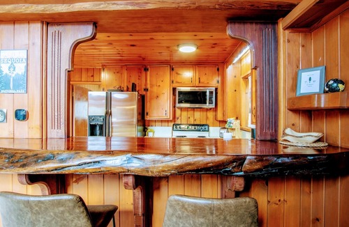 Ponderosa Cabin | MANY beds! EV Charger! Pets OK! Minutes to Trail of 100 Giants, Sequoias, Rivers