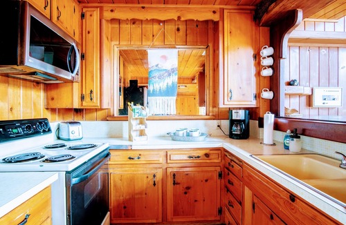 Ponderosa Cabin | MANY beds! EV Charger! Pets OK! Minutes to Trail of 100 Giants, Sequoias, Rivers