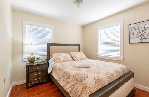 Northside House | Marbella Lane - 3BR UpprLvl DTWN SJ Ldry