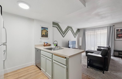 Piedmont Avenue Condo | Marvelous 1-bedroom condo steps to Piedmont Ave. perfect for your stay