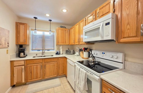 Incline Village Apartment | McCloud Condo | Community Hot Tub | Deck | BBQ