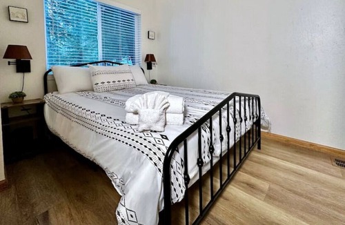 Country Club Estates Cabin | Meadow · 3-Story Winter Wonderland