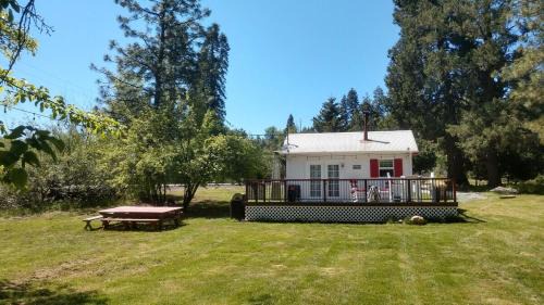 Apple Hill Bed & Breakfast | Meadow Creek Cabin