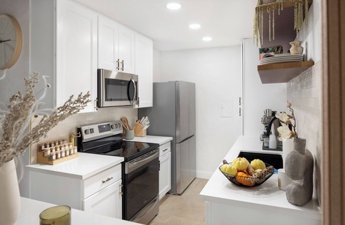 Encino Condo | Mediterranean LA Loft with Pool, Fitness Room & Tennis Courts in a Walkable Area