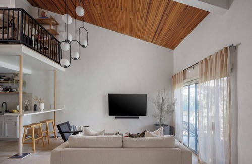 Encino Condo | Mediterranean LA Loft with Pool, Fitness Room & Tennis Courts in a Walkable Area