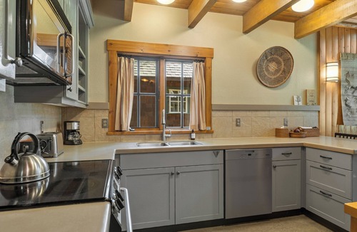 Camp Sherman Cabin | Metolius River Resort Cabin 6 Luxurious cabin on the Metolius River w/fireplace