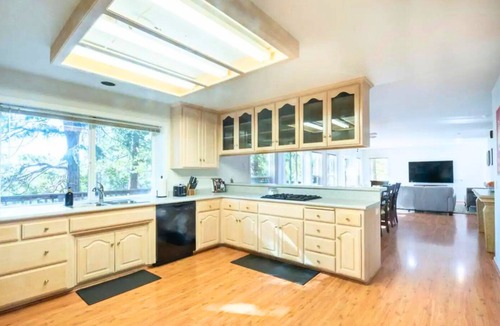 Mi-Wuk Village House | Mi Wuk Abode - Sleeps 12, large deck, firepit