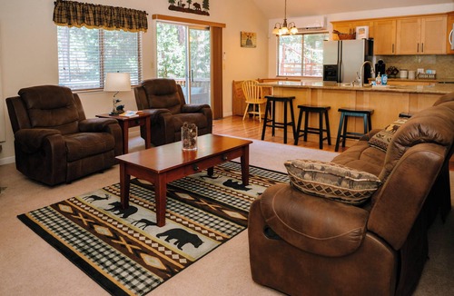 Mi-Wuk Village Cabin | Mi Wuk Retreat - Hot Tub, WiFi, and AC
