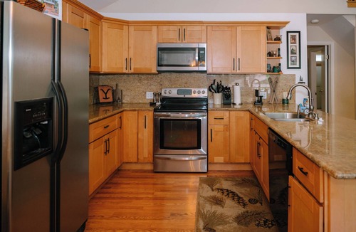 Mi-Wuk Village Cabin | Mi Wuk Retreat - Hot Tub, WiFi, and AC