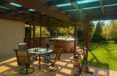 Ojai House | Mid-Century Escape. Hot Tub. Lush Garden. A/C. Bar