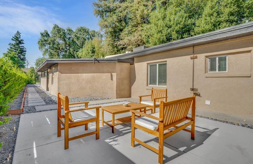 Modesto House | Mid-Century Modern | 2BR