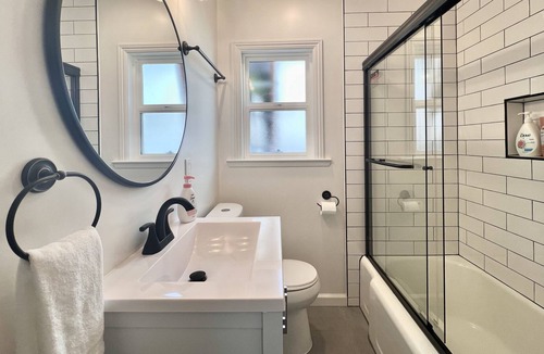 Ashland House | Mid-century Modern Chic Home Close to HWY & Downtown - Pet Friendly