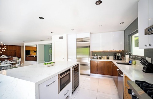 Twin Palms House | Mid-Century Modern/pool/spa/king beds/3 ensuite baths/fire feature