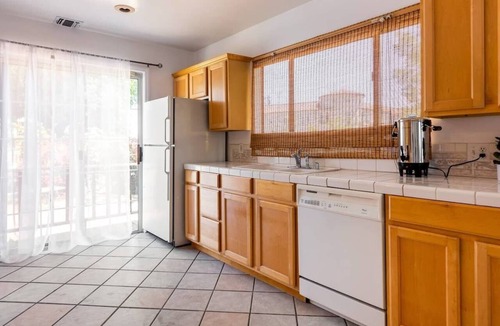 Miracle Mile House | Mid-Wilshire 2 story Farmhouse Pet-friendly Amazing. Location!