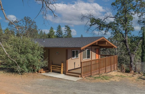 Mariposa Cabin | Midpines Cabin-private, peaceful mountain cabin- 30 miles to Yosemite entrance!