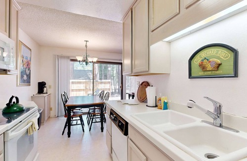 South Lake Tahoe Condo | Midtown Condo with Deck & Clubhouse with Pool - 2-Minute Drive to Skiing