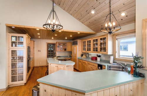 Truckee House | MilkyWay Lake Views! Air Conditioning, 3850SqFt, 3 Story, Game Room + HOA Amenities