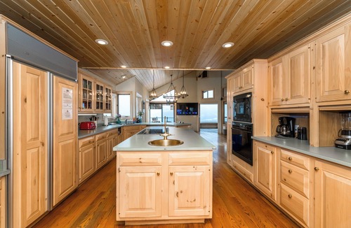 Truckee House | MilkyWay Lake Views! Air Conditioning, 3850SqFt, 3 Story, Game Room + HOA Amenities