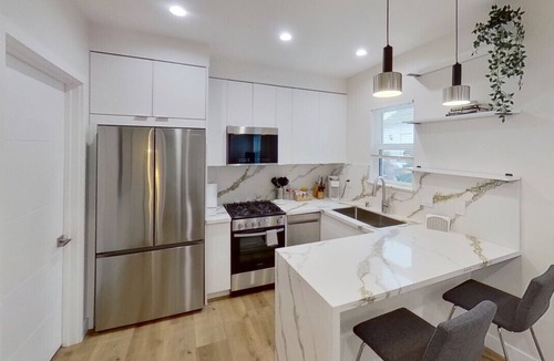 NoHo Arts District Apartment | MODERN 1BR APT with PRIVATE FENCED PATIO & OUTDOOR SEATING in NoHo p62