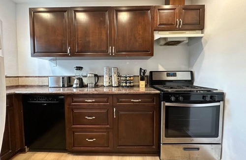 Westwood House | Modern 2-Bedroom Gem Close to Beverly Hills - DOH2