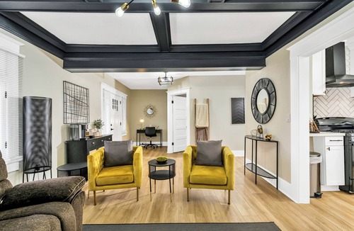Tower District House | Modern 2-bedroom house in Tower district fully fenced with outside sitting area