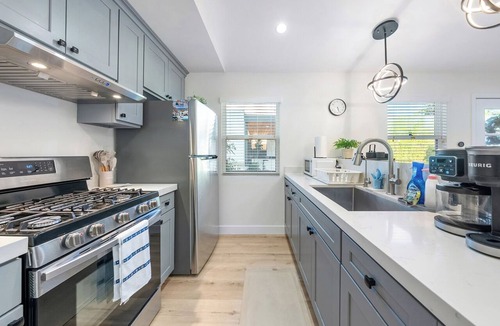 Mid Central House | Modern 2BR Pasadena Guesthouse w/King Bed & Outdoor Kitchen & AC
