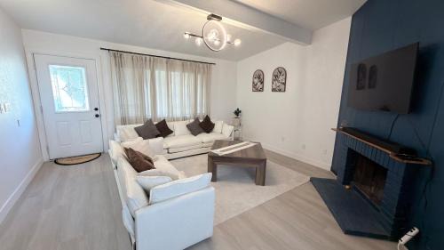 Stockton Apartment | Modern 2BR Retreat Patio & Garage