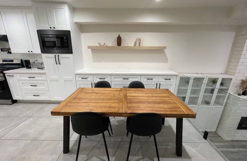 Encino Apartment | Modern 2BR Townhome w/free Hot tub & Pool