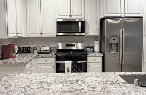 Reedley House | Modern 3 BD with 4 beds/2 BA Home - Near 3 Nat. Parks & 3 major HWYs