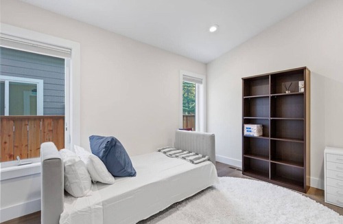 North Fair Oaks House | Modern 3BD For Corporate & Family Stays EV Charger