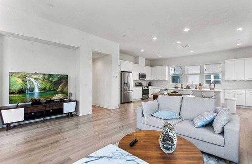 Platinum Triangle House | Modern 3BR Family Retreat｜Garage Access｜Pet-Friendly｜ Dedicated Workspace #41823