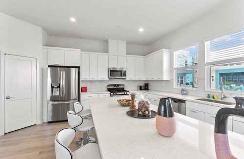 Platinum Triangle House | Modern 3BR Family Retreat｜Garage Access｜Pet-Friendly｜ Dedicated Workspace #41823