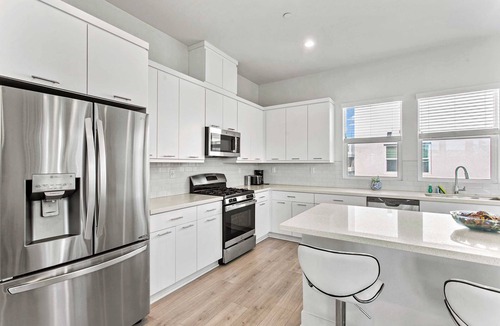 Platinum Triangle House | Modern 3BR Family Retreat｜Garage Access｜Pet-Friendly｜ Dedicated Workspace #41823