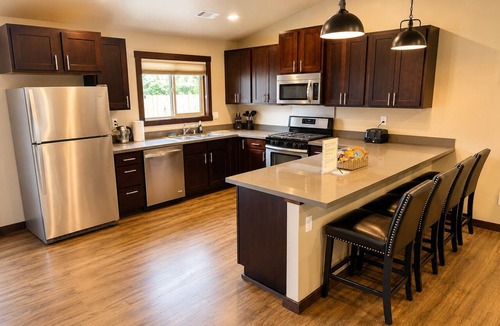Rohnerville House | Modern 3BR Fortuna Getaway King Suite Large Backyard Games