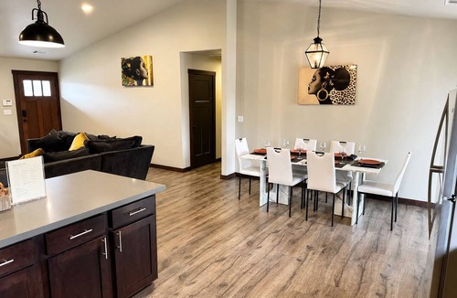 Rohnerville House | Modern 3BR Fortuna Getaway King Suite Large Backyard Games