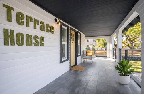Downtown Los Angeles House | 🏡Modern 3BR home minutes from USC, Exposition Park, museums & stadiums. Bright, private space with 3 full bathrooms, fast Wi-Fi, gated parking, and a quiet residential setting—ideal for families, professionals, USC visitors, and long stays near LA.