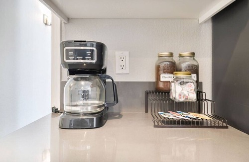 Paradise Valley House | Modern 3BR Home | Pets+7 Min to Airport+Parking
