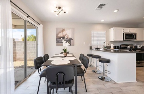 Paradise Valley House | Modern 3BR Home | Pets+7 Min to Airport+Parking