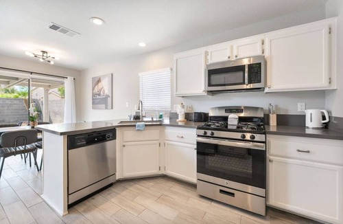 Paradise Valley House | Modern 3BR Home | Pets+7 Min to Airport+Parking