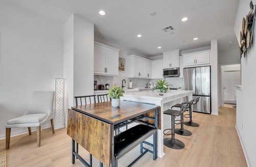 Northwest Anaheim Condo | Modern 3BR Home｜Prime Location｜Fully Furnished｜Garage Access｜Wifi｜#42270