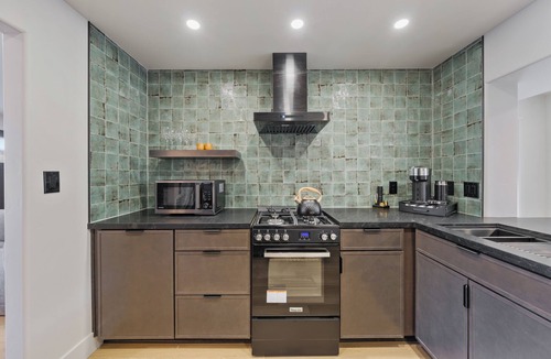 South Lake Tahoe Apartment | Modern 3BR Tahoe Retreat: Walk to Heavenly, Beach & Casinos: Pet Friendly