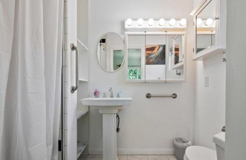 North Hollywood Villa | Modern 4bed 3bath home with piano near Universal Studio & Hollywood for 10