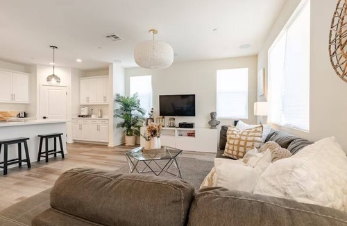 Lancaster House | Modern 4BR-3BA Home Family Friendly