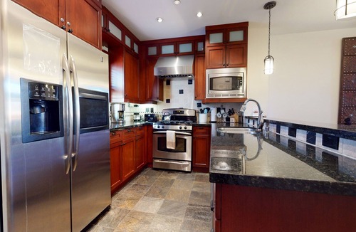 Mammoth Lakes Condo | Modern 5-Star Townhome, Private Hot Tub, Gas Grill & Garage. Serene Location