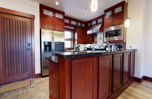 Mammoth Lakes Condo | Modern 5-Star Townhome, Private Hot Tub, Gas Grill & Garage. Serene Location