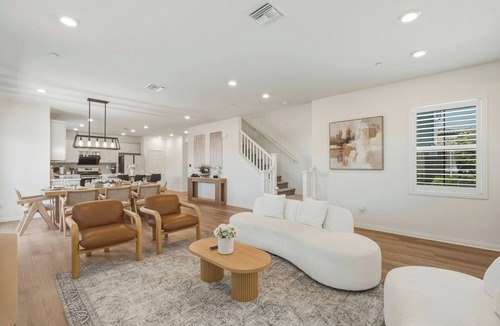 Ontario House | Modern 7BR/9 Beds/3 TVs/Near Airport/Sports/Tesla