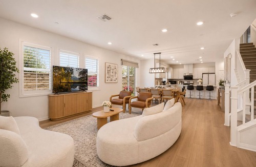 Ontario House | Modern 7BR/9 Beds/3 TVs/Near Airport/Sports/Tesla